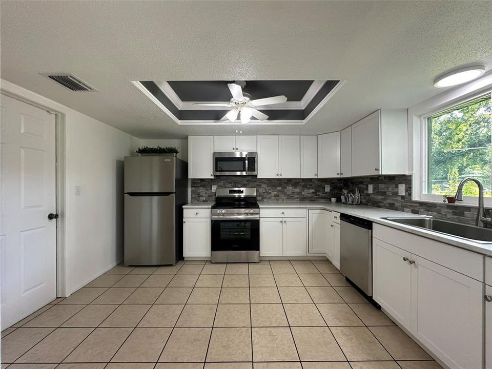 Active With Contract: $1,800 (2 beds, 2 baths, 1012 Square Feet)