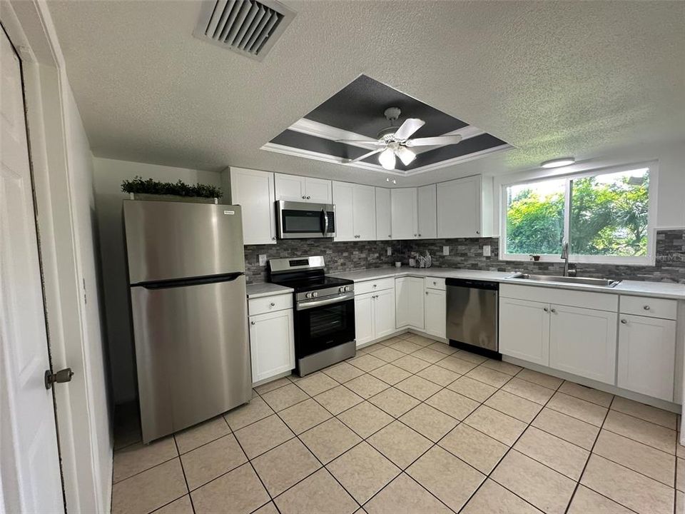 Active With Contract: $1,800 (2 beds, 2 baths, 1012 Square Feet)