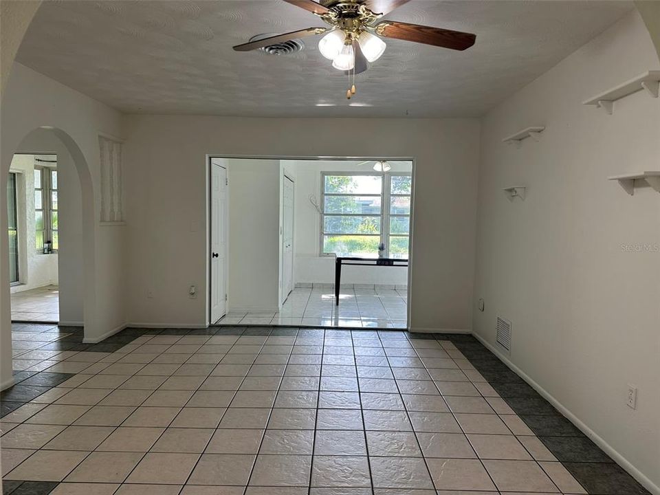 Active With Contract: $1,800 (2 beds, 2 baths, 1012 Square Feet)