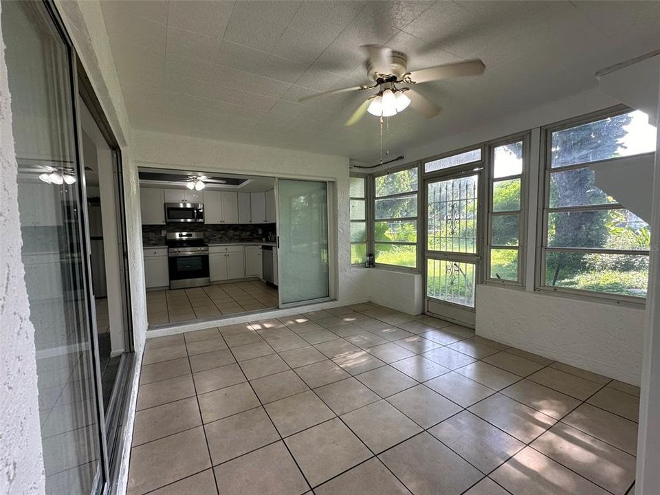 Active With Contract: $1,800 (2 beds, 2 baths, 1012 Square Feet)