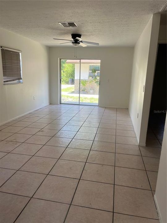 For Rent: $1,300 (2 beds, 1 baths, 792 Square Feet)