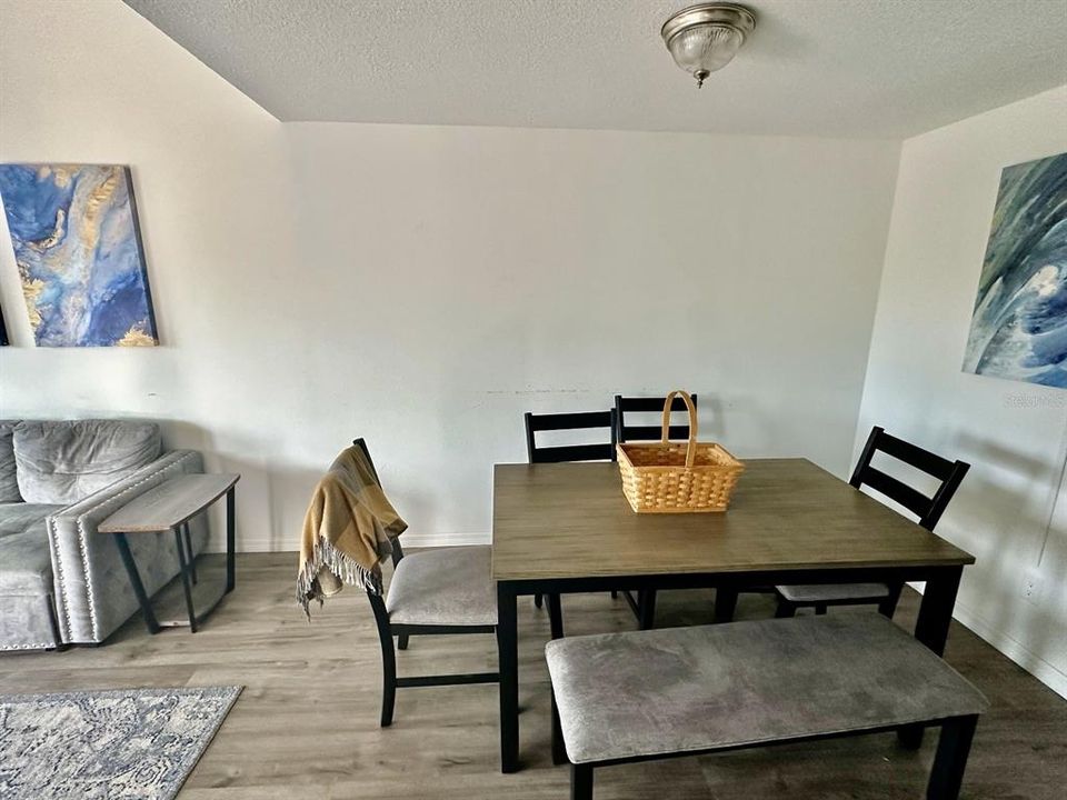 For Rent: $1,950 (2 beds, 1 baths, 858 Square Feet)