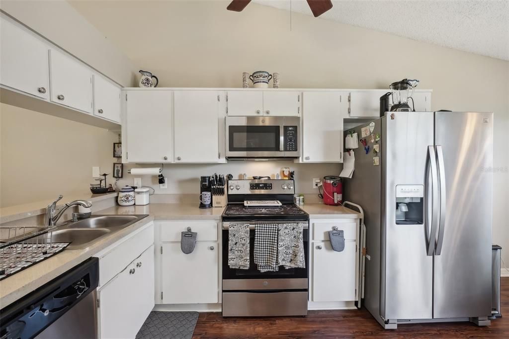 For Sale: $232,000 (2 beds, 2 baths, 1000 Square Feet)