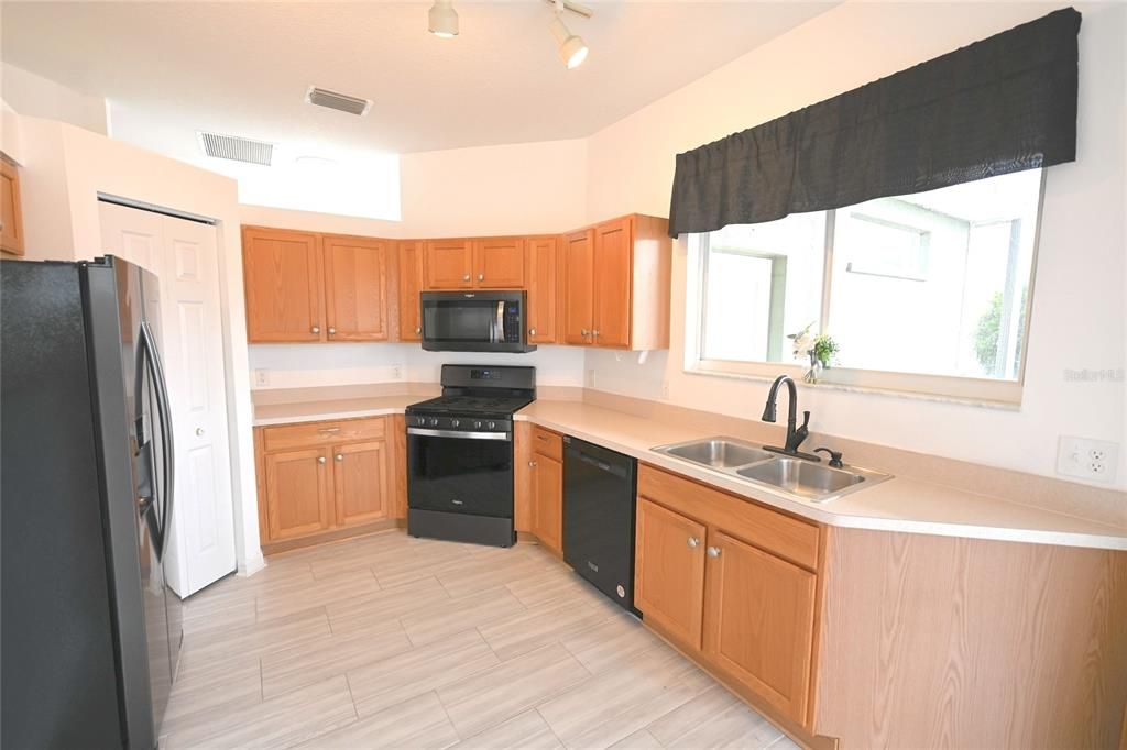 For Rent: $2,600 (3 beds, 2 baths, 1342 Square Feet)