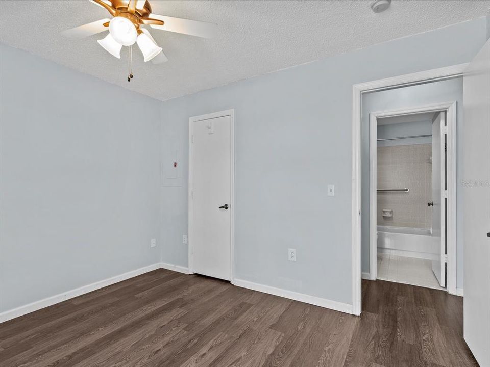 For Sale: $299,000 (2 beds, 2 baths, 1035 Square Feet)