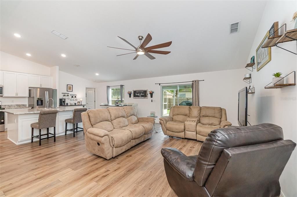 For Sale: $369,900 (3 beds, 2 baths, 1752 Square Feet)