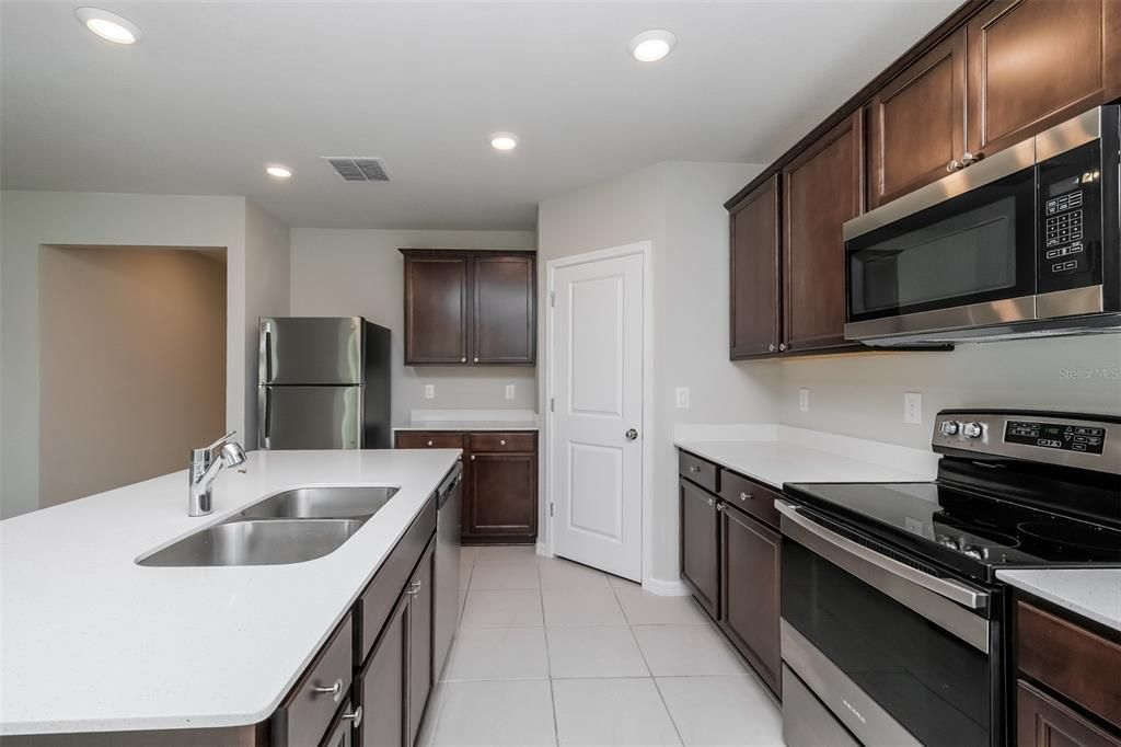 For Rent: $2,249 (3 beds, 2 baths, 1817 Square Feet)