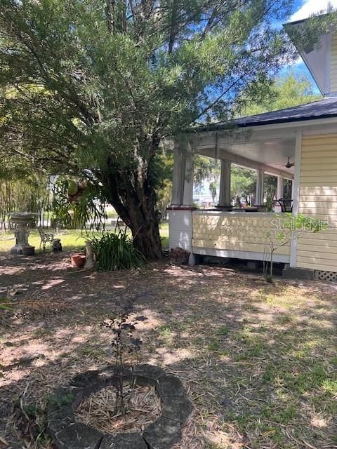 BREEZE THRU SIDE OF FLONG FRONT PORCH