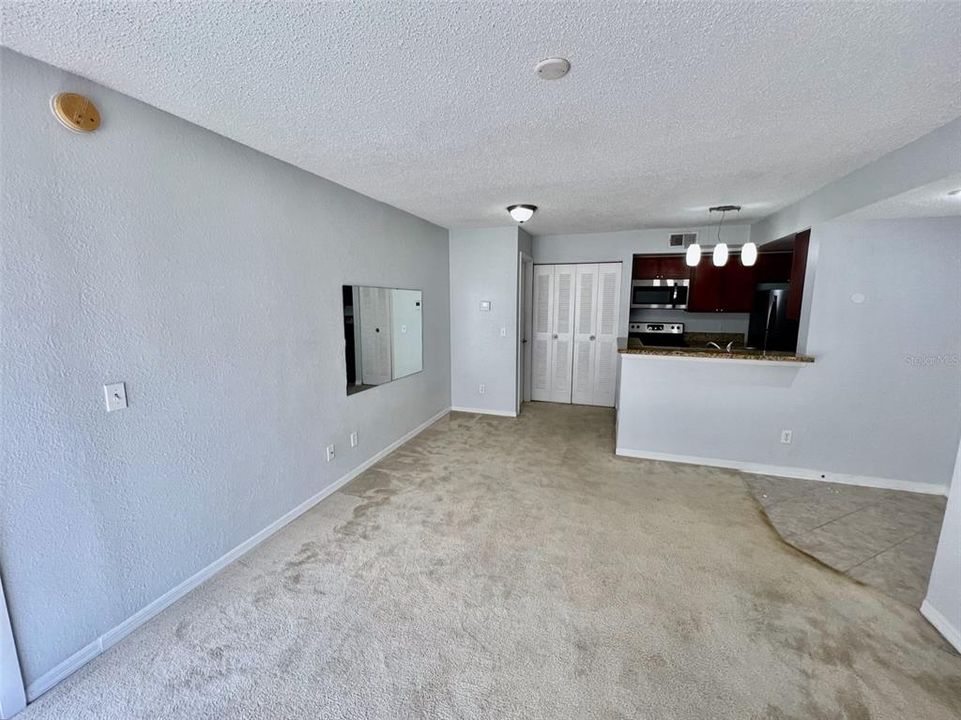 Active With Contract: $1,250 (1 beds, 1 baths, 597 Square Feet)