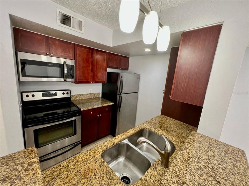 Active With Contract: $1,250 (1 beds, 1 baths, 597 Square Feet)