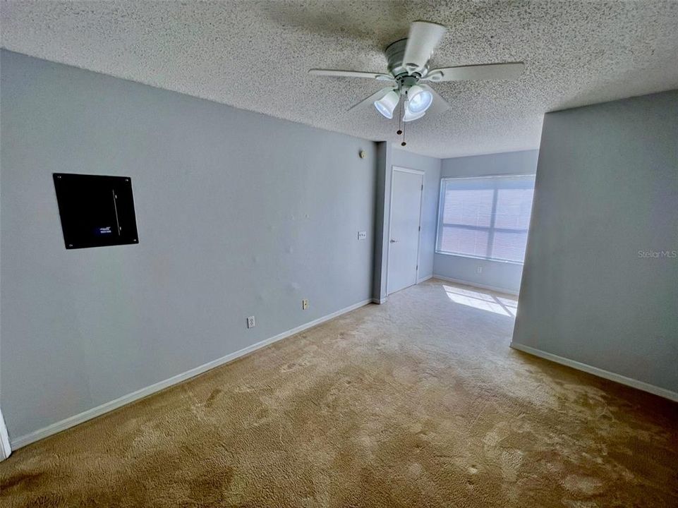 Active With Contract: $1,250 (1 beds, 1 baths, 597 Square Feet)