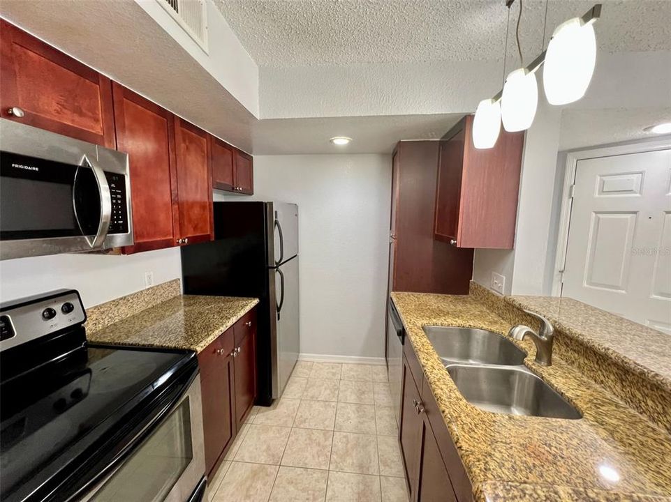 Active With Contract: $1,250 (1 beds, 1 baths, 597 Square Feet)