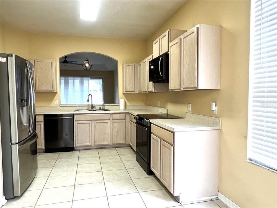 For Rent: $2,500 (3 beds, 2 baths, 1566 Square Feet)