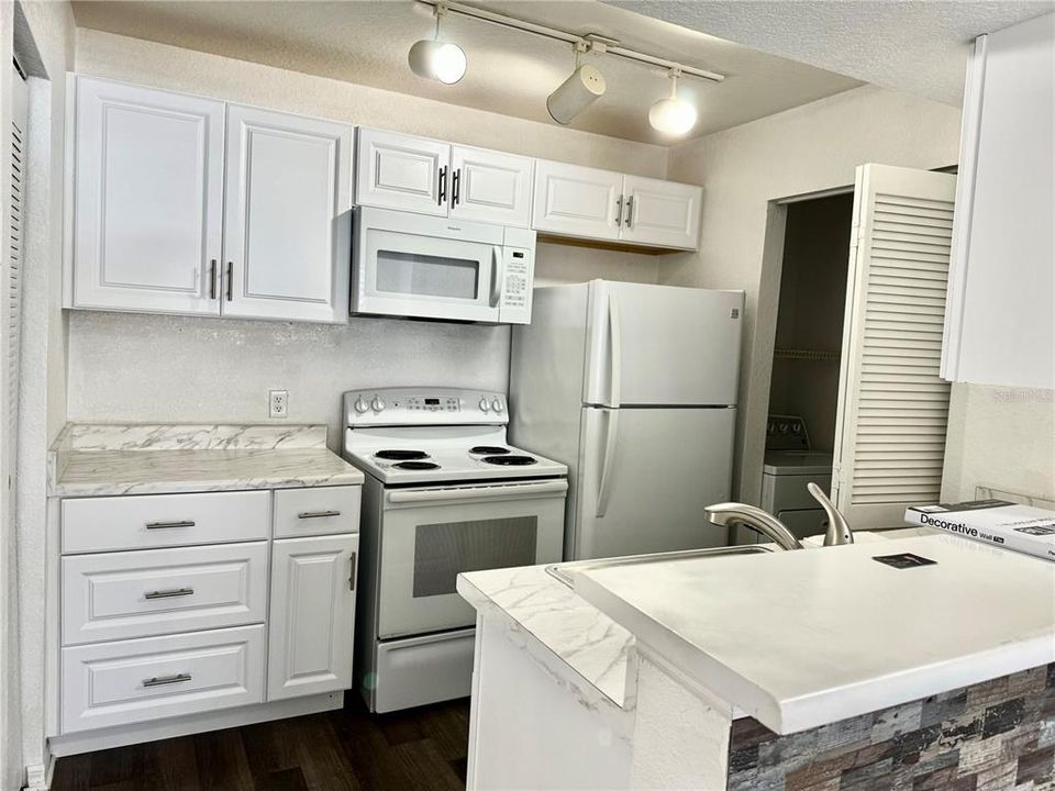 For Sale: $158,900 (1 beds, 1 baths, 627 Square Feet)