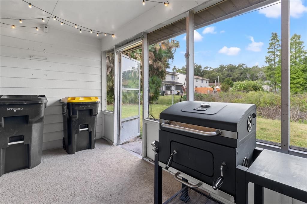 Outdoor screened patio