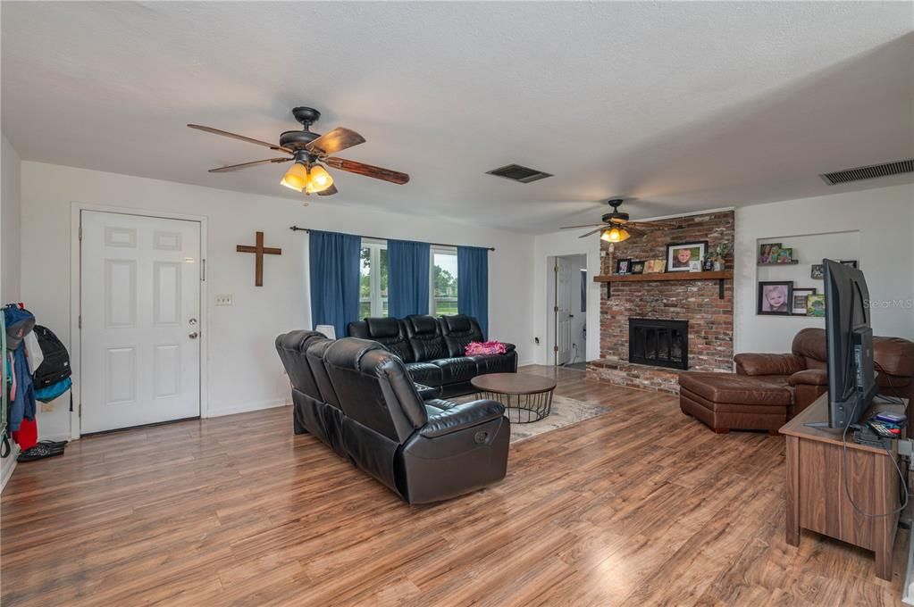 For Sale: $235,000 (3 beds, 2 baths, 1556 Square Feet)