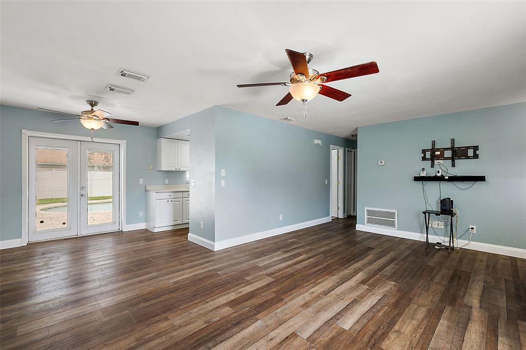 For Sale: $354,500 (3 beds, 2 baths, 1210 Square Feet)