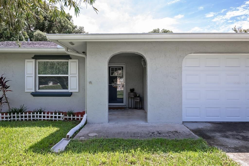 Active With Contract: $320,000 (3 beds, 2 baths, 1033 Square Feet)