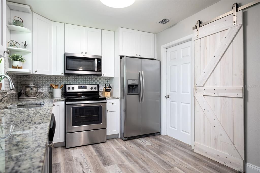 Active With Contract: $320,000 (3 beds, 2 baths, 1033 Square Feet)