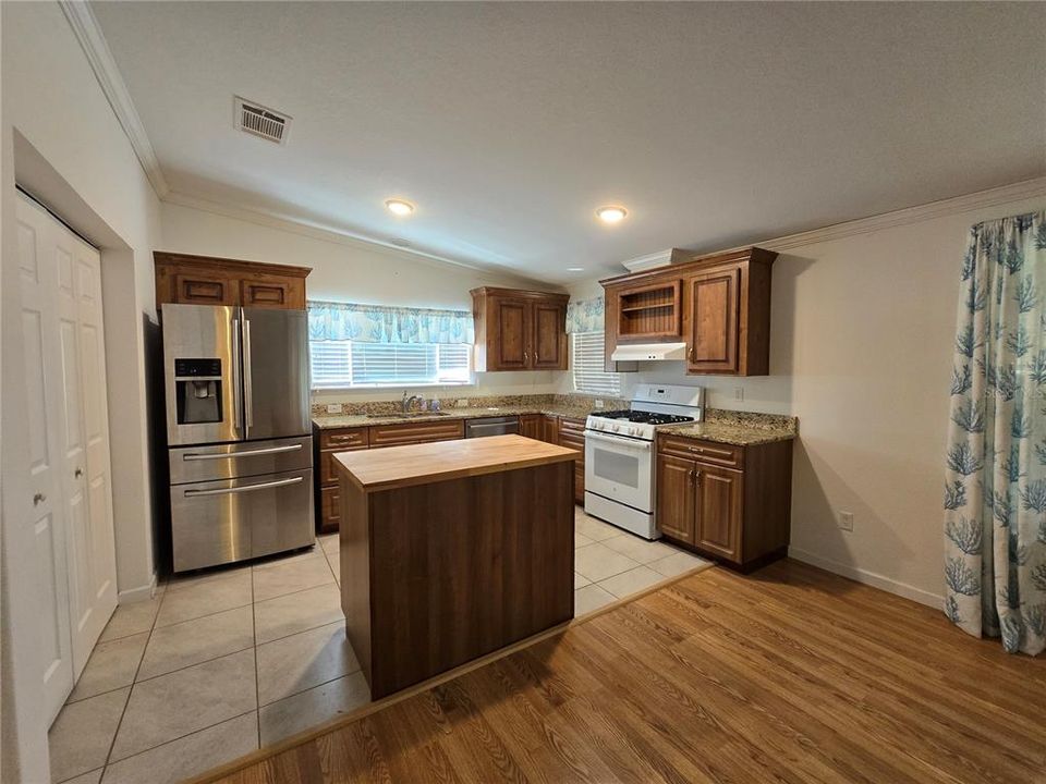 For Sale: $399,000 (2 beds, 2 baths, 1209 Square Feet)