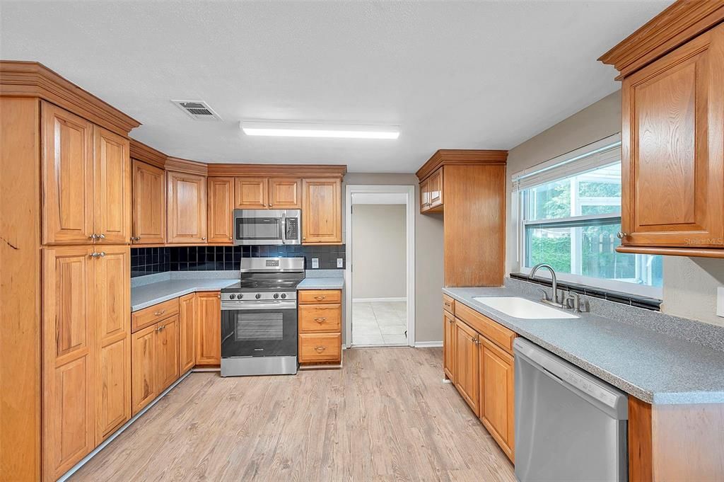 For Sale: $389,900 (3 beds, 1 baths, 1150 Square Feet)