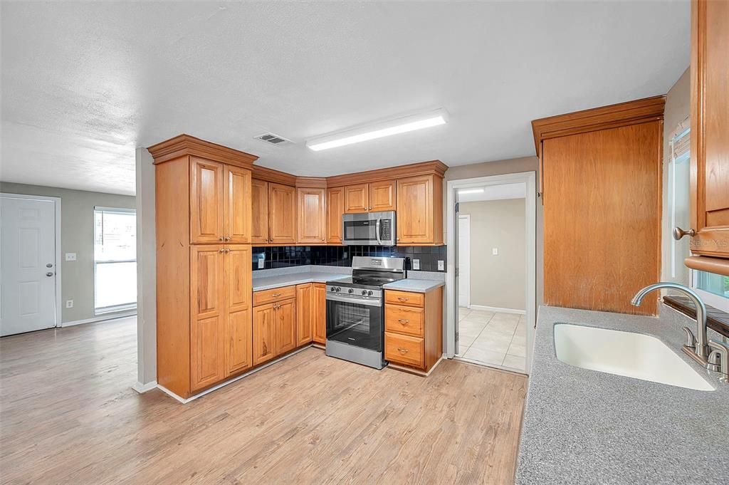 For Sale: $389,900 (3 beds, 1 baths, 1150 Square Feet)