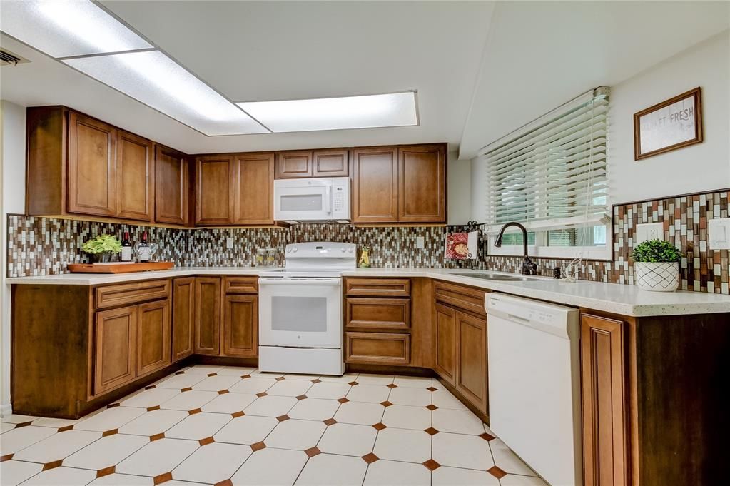 For Sale: $469,900 (2 beds, 2 baths, 1637 Square Feet)