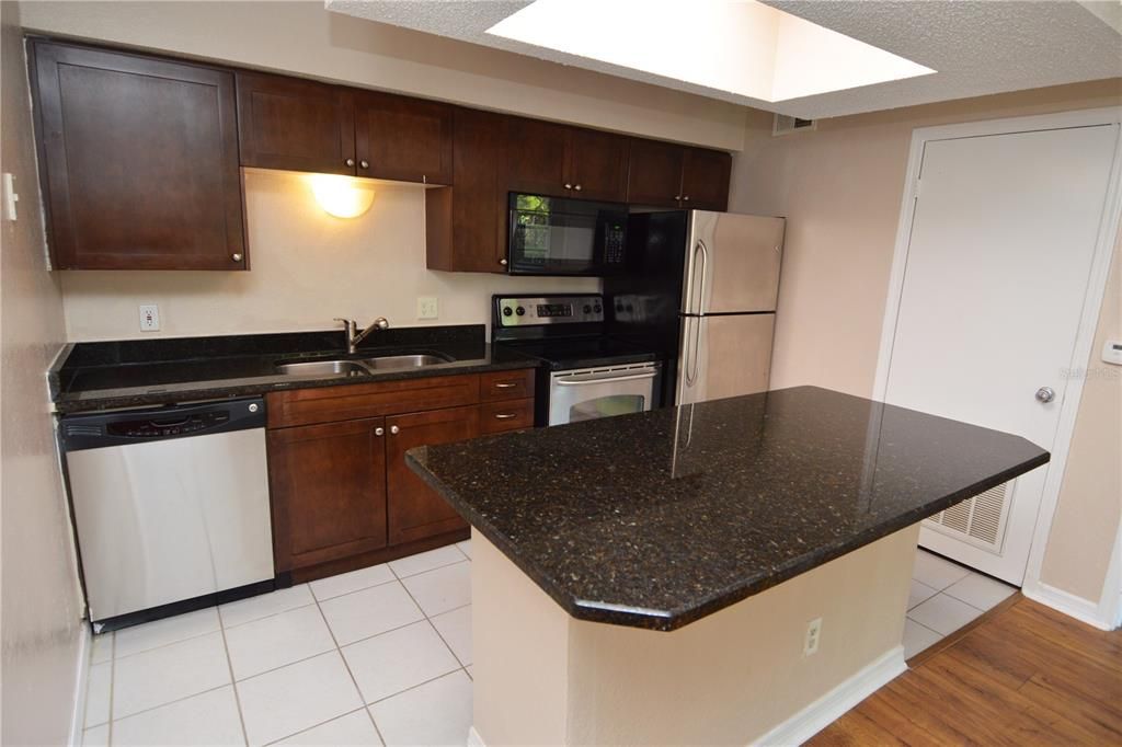 For Rent: $1,365 (1 beds, 1 baths, 500 Square Feet)