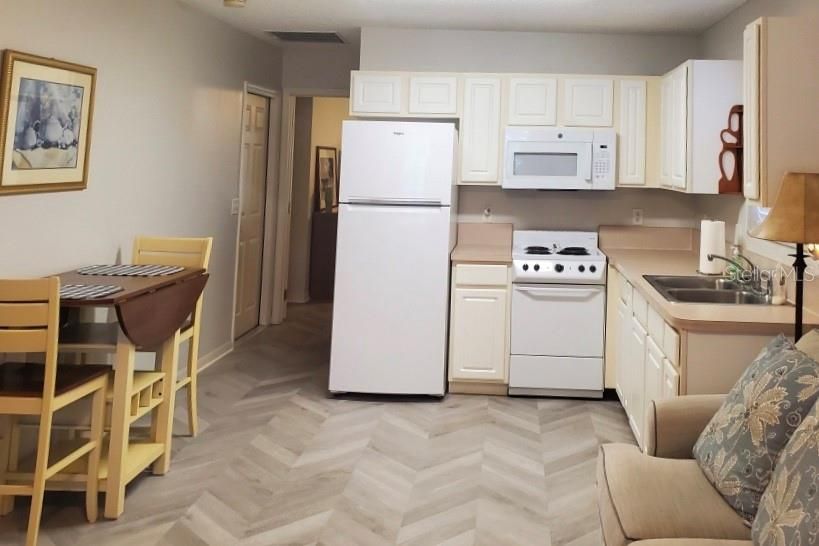 For Sale: $149,900 (1 beds, 1 baths, 576 Square Feet)