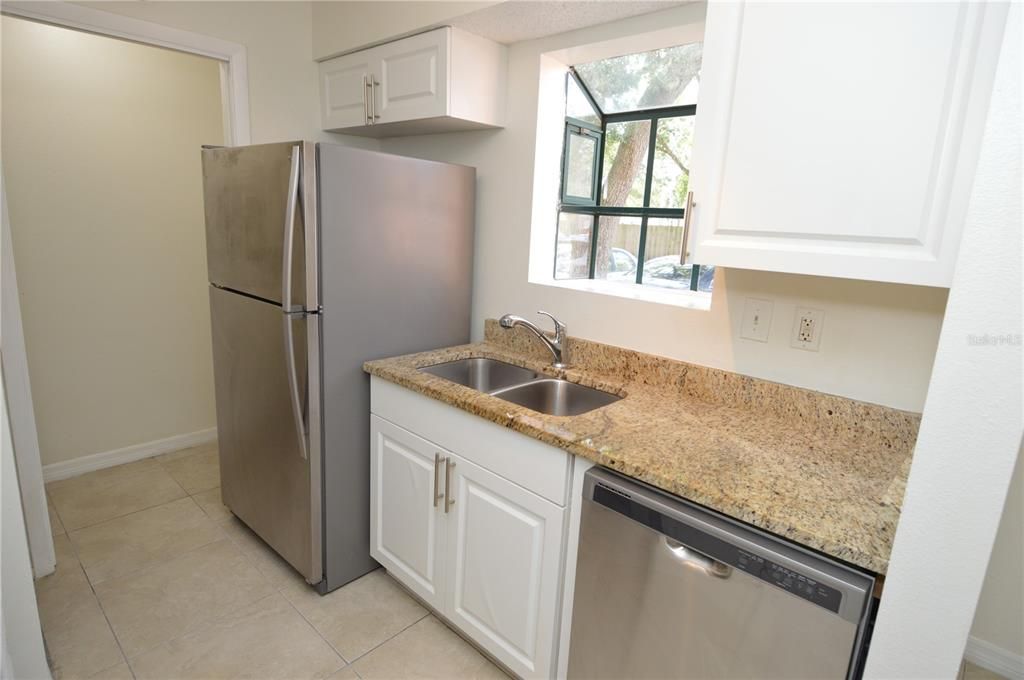 For Rent: $1,350 (1 beds, 1 baths, 844 Square Feet)