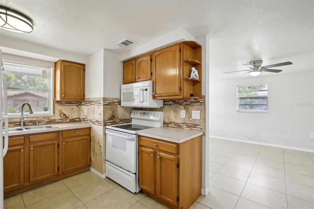 Active With Contract: $289,900 (3 beds, 1 baths, 989 Square Feet)