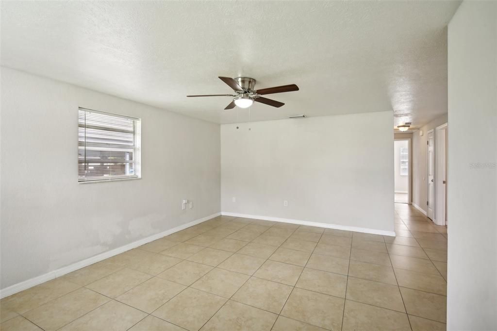 Active With Contract: $289,900 (3 beds, 1 baths, 989 Square Feet)