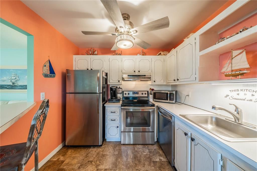 For Sale: $140,000 (1 beds, 1 baths, 908 Square Feet)