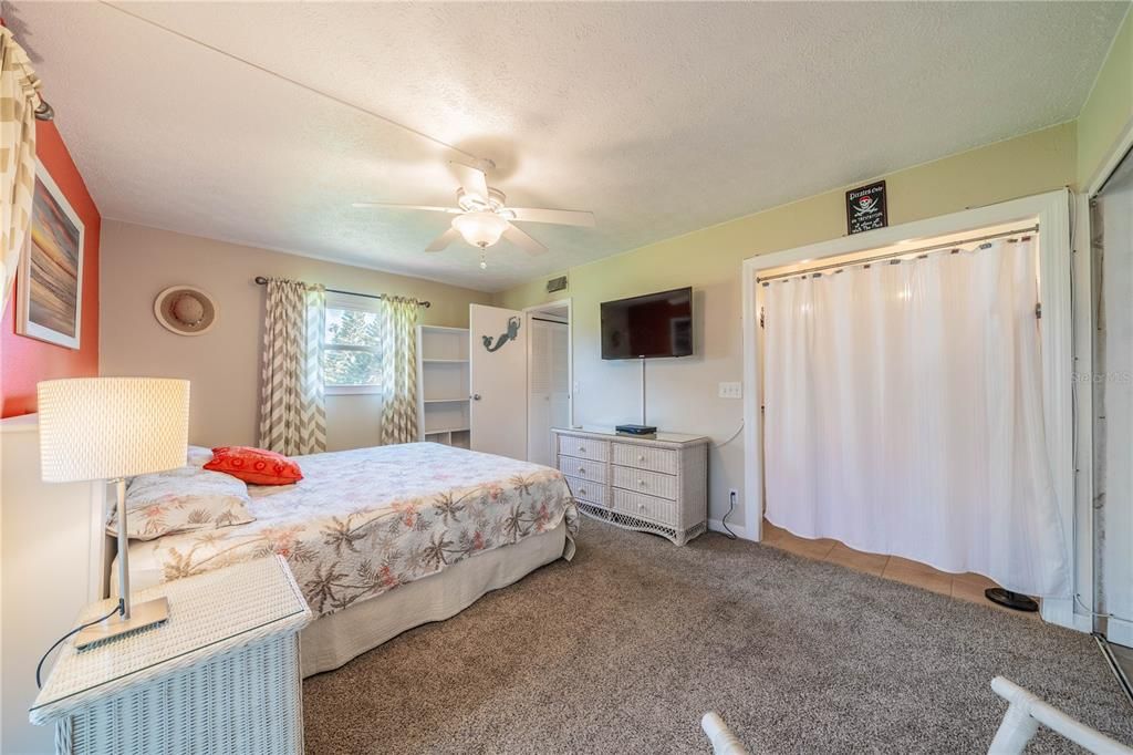 For Sale: $140,000 (1 beds, 1 baths, 908 Square Feet)