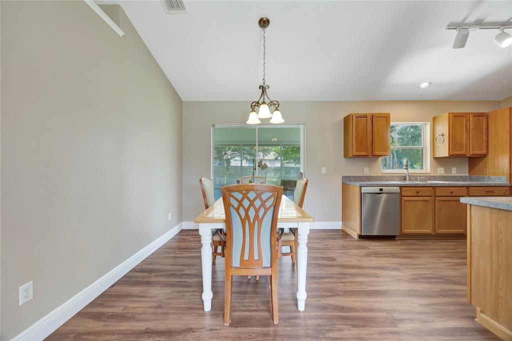 Active With Contract: $335,000 (3 beds, 2 baths, 1232 Square Feet)