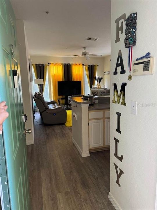 For Rent: $1,350 (1 beds, 1 baths, 747 Square Feet)