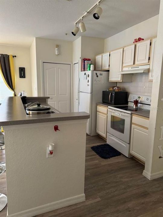 For Rent: $1,350 (1 beds, 1 baths, 747 Square Feet)