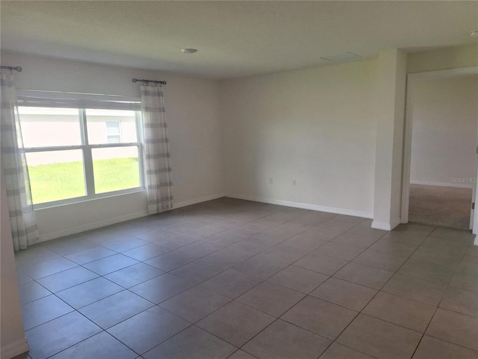 For Rent: $2,750 (4 beds, 2 baths, 1827 Square Feet)