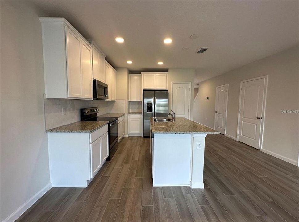 For Rent: $2,500 (3 beds, 2 baths, 1379 Square Feet)