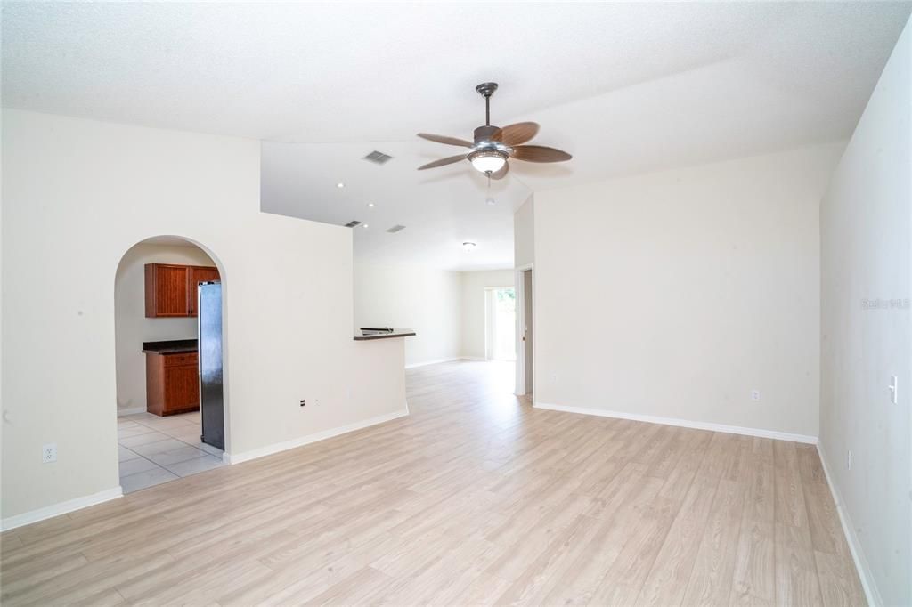 For Sale: $339,900 (3 beds, 2 baths, 1464 Square Feet)