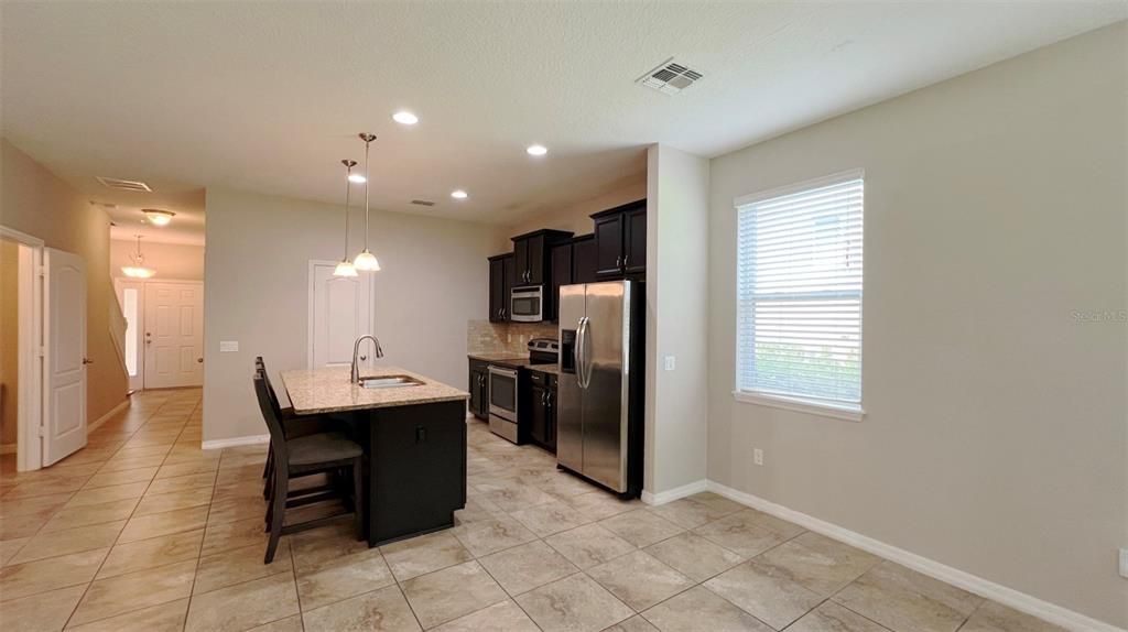 For Rent: $2,100 (3 beds, 2 baths, 1653 Square Feet)