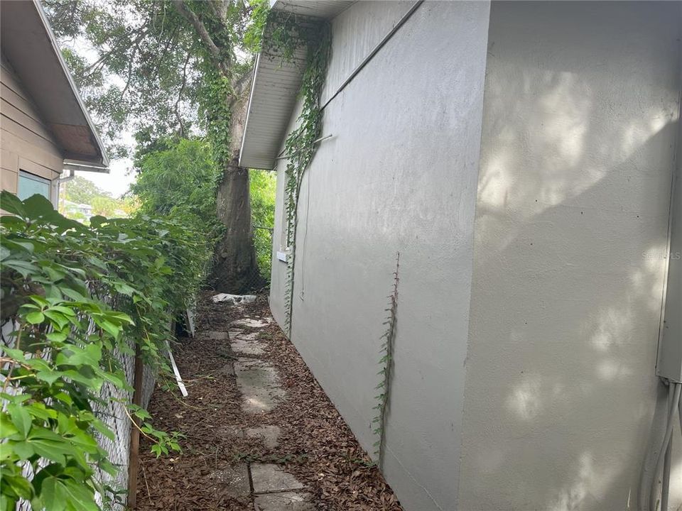 For Sale: $330,000 (3 beds, 2 baths, 1079 Square Feet)