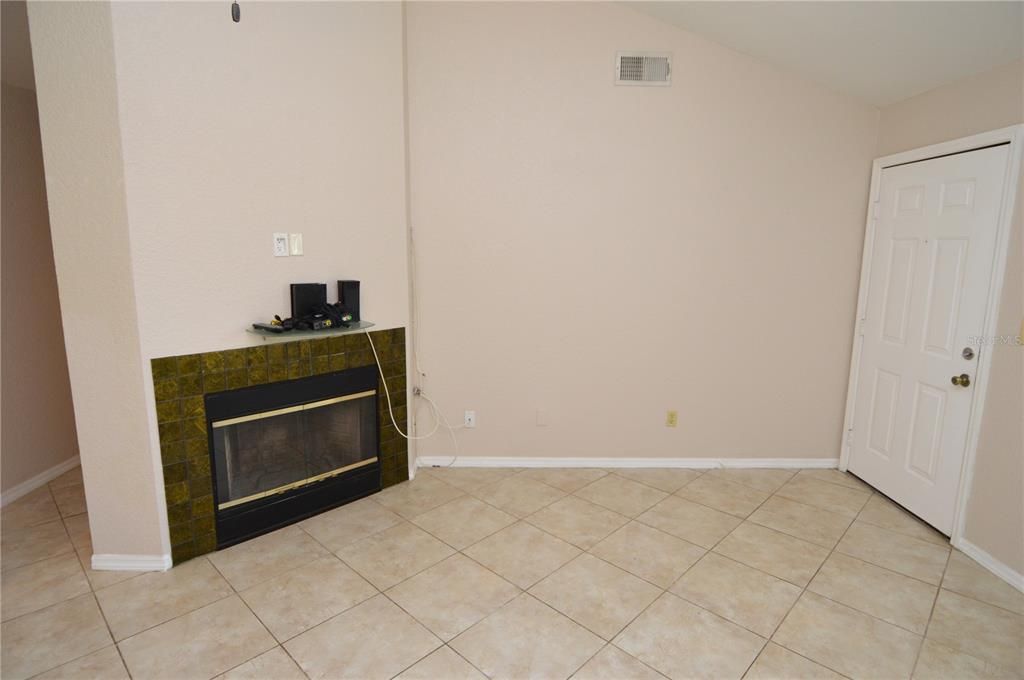 Active With Contract: $2,000 (2 beds, 2 baths, 1028 Square Feet)