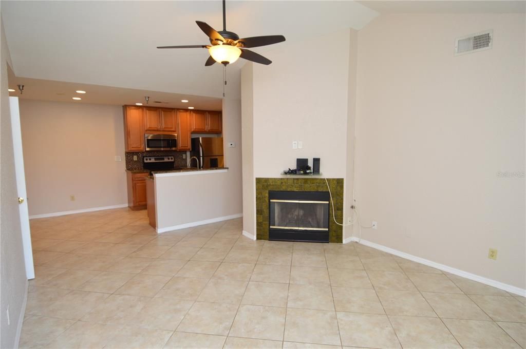 Active With Contract: $2,000 (2 beds, 2 baths, 1028 Square Feet)