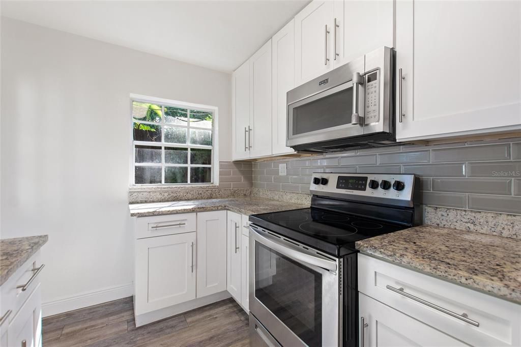 For Sale: $425,000 (2 beds, 1 baths, 966 Square Feet)