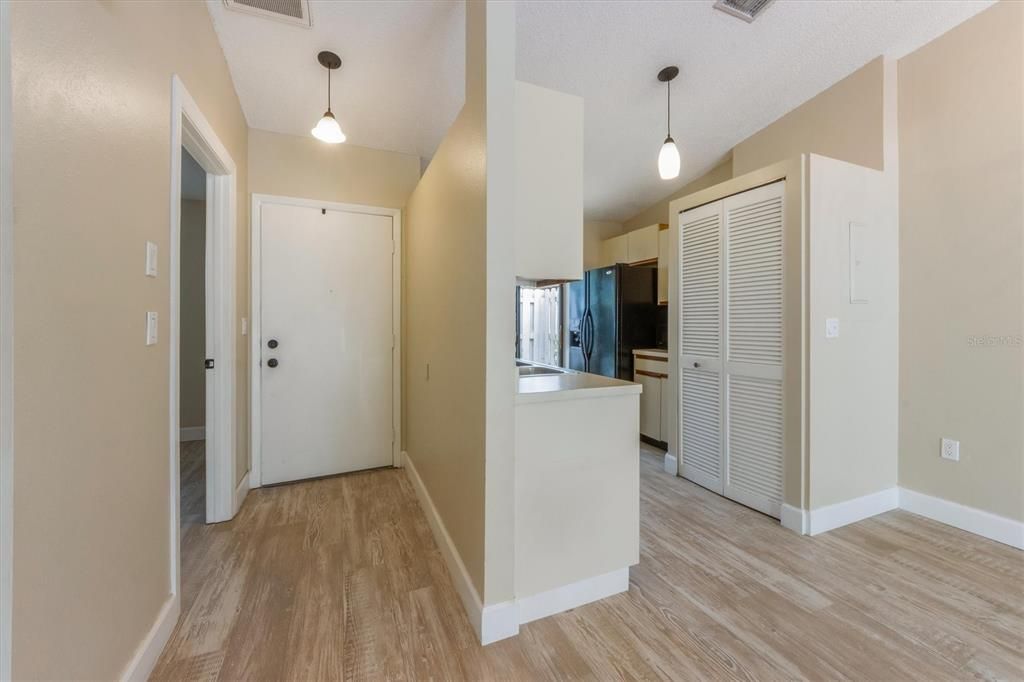 For Sale: $219,500 (2 beds, 2 baths, 722 Square Feet)