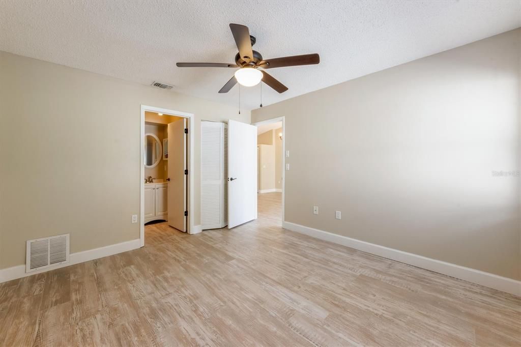 For Sale: $219,500 (2 beds, 2 baths, 722 Square Feet)