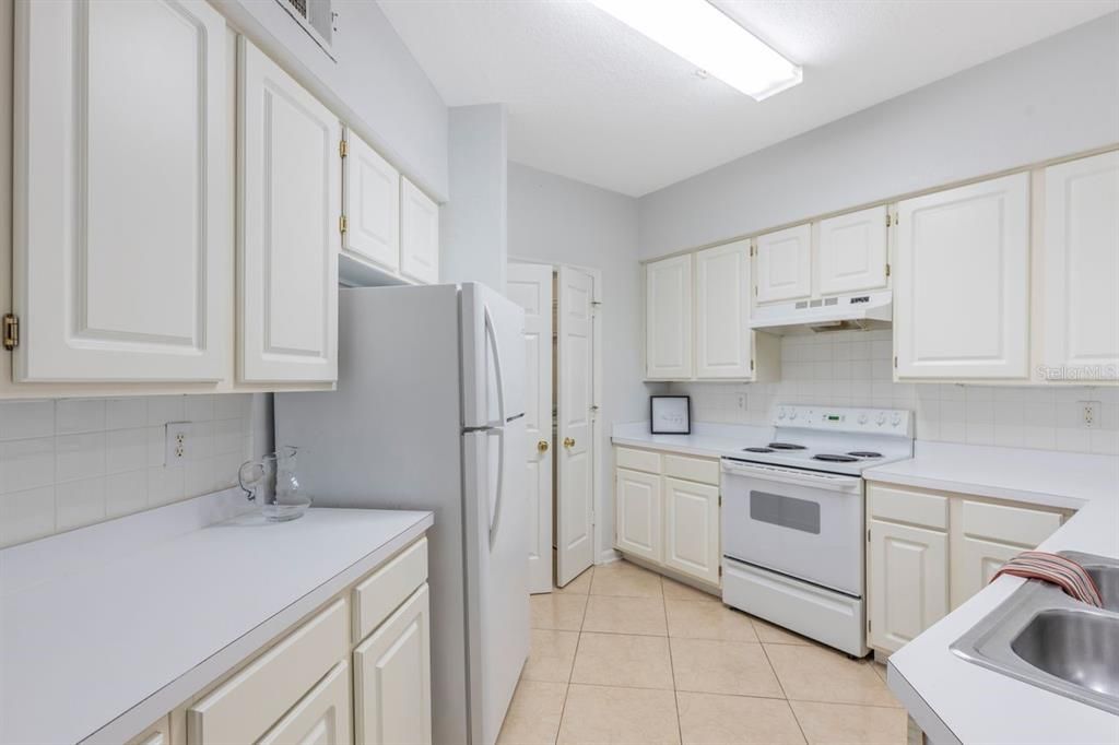 Large laundry room with plenty of storage space