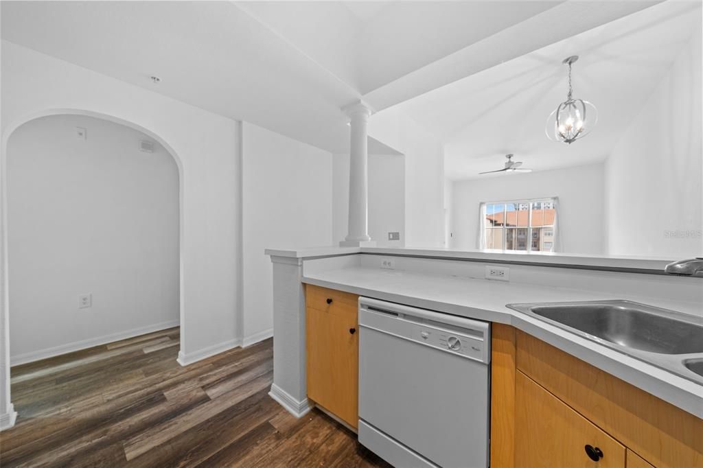 For Sale: $350,000 (1 beds, 1 baths, 743 Square Feet)