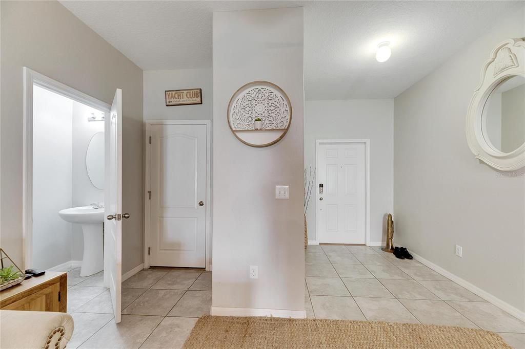 Guest bathroom & Foyer